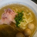 丿貫 - マッドクラブそば・900円　ウズラの味玉・50円