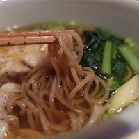 広尾はしづめ - 蒸し鶏のネギ油がけ温麺のごぼう麺