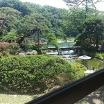 京亭 - 庭の池から川までつながってるかのように見える