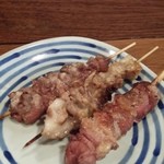 鳥勝 - カシラ、アブラ、パイ各80円