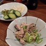 鳥勝 - ガツ刺し：240円、お新香：220円