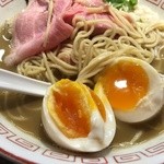 らぁめん小池 - 煮卵を割ってみる