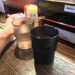 らぁめん小池 - カウンター、唐辛子や酢が置いてありました