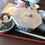 魚見亭 - 「さざえのつぼ焼き付き刺身定食」と「しらすハーフ丼」を2人でわけあったら、奇跡のセットができあがった！次回もまた行きます