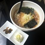 らーめん館 とんちんかん - 正油かけラーメン、豆腐、お新香(2016/06/03撮影)