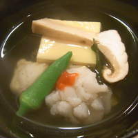 御料理 汐路 らん - 卵豆腐　鱧松　ミニオクラ　若布　真丈　柚子と盛沢山。