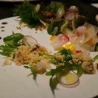 CORK - クスクス、アオリイカ、イカスミの入ったサラダ