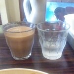 カレーの店 マボロシ - 食事の中盤に提供されるアイスチャイ。