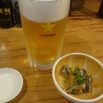 恵水産 - 生ビールと突き出しのキビナゴの南蛮漬け風