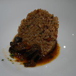 エニェ - 生ハム風味のアロスとビトリア風エスカルゴのトマト煮込み添え