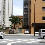 中華そば むら田 - （2016年6月再訪）目黒警察署並びに店舗がある