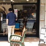 中華そば むら田 - （2016年6月再訪）まだ待ち客がいる。ご馳走様