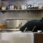 （2016年6月再訪）カウンター前の調理場には40代ほどの男性が2人、手際よく調理にあたった。