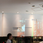 She Fururu Yokohama - 店内　正面の壁がスクリーン代わりになりました