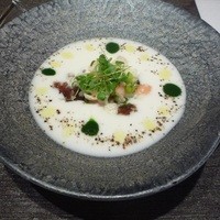 ジョンティ アッシュ - 春蕪の滑らかなヴルーテ天使の海老と春蕪のタルタルを甲殻類のジュレに乗せて
                カブの葉のクーリーと軽やかなクルトンをアクセントに