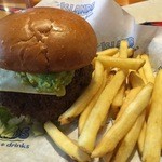 Islands Fine Burgers & Drinks - ウァカモレがたっぷり入った「MAUI」