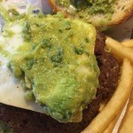Islands Fine Burgers & Drinks - チーズの上に溢れんばかりのウァカモレ…♡
