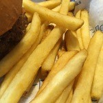 Islands Fine Burgers & Drinks - マックとモスの中間の太さのポテト