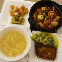 天厨菜館 銀座店 - 麻婆豆腐、点心2種、玉子スープ、漬物