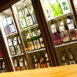 全国各地の日本酒100種類飲み比べ時間無制限 KURAND SAKE MARKET - 冷蔵庫には日本酒がずらり！