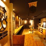 全国各地の日本酒100種類飲み比べ時間無制限 KURAND SAKE MARKET - コンパクトな店内は居心地良い空間です。