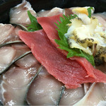 発寒かねしげ鮮魚店 - 中トロとツブがないと飽きるって！とシゲちゃんが言うのさ。