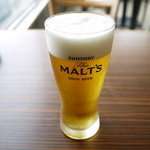 ブリーズ オブ ベイ - モルツ 生ビール 580円。