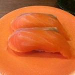 寿司みなと 旗ヶ崎店 - でっかい肉厚サーモン