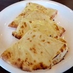 NAAN HOUSE DEVI - チーズナン　アップ