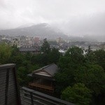 花の庄 - 客室から見える雨に煙る由布岳