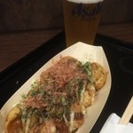 Takoya Doutombori Kukuru - たこ焼き8個とビール