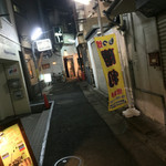 Motsuyaki Shouri - もつ焼き 勝利(東京都世田谷区三軒茶屋)勝利に向かう路地