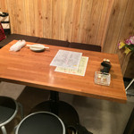 Motsuyaki Shouri - もつ焼き 勝利(東京都世田谷区三軒茶屋)店内テーブル席