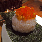 お約束！　大三坂名物　〆の 「 うにぎり 」 　いくらをトッピング