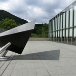 TJK箱根の森 - 2016' Jun オブジェの空間、右側がレストラン