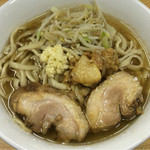 ラーメン二郎 - ラーメン 700円　麺半分・ヤサイもニンニク少なめでアブラちょっと