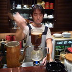 カフェ・エル・グレコ - いつもきさくなマスターも、コーヒーを点てるときは知らず知らず真剣な表情に。