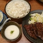 味の牛たん喜助 - 全体写真