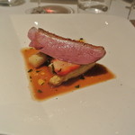 リストランテ カノフィーロ - ハンガリー産仔鴨胸肉のアロースト　ホワイトアスパラと苺、バジリコ