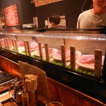 立喰い焼肉　おやびん - ネタケースには美味しそうな和牛がズラリ♪