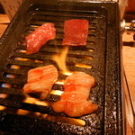 立喰い焼肉　おやびん - 牛ハツ＆牛レバー＆シマチョウ焼きま～す♪