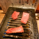 立喰い焼肉　おやびん - うちもも＆とうがらし＆中落ち焼きま～す♪