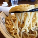 ひろしま大勝軒 - 麺はこんな感じ　極太縮れ麺