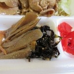 お弁当の12時亭 - 生姜焼きに添えられたおかずはゴボウの煮込みと昆布のお漬物、それに福神漬けです。
            