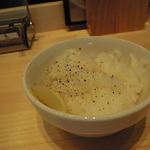 豚骨まぜそば KOZOU+ - フィニライス、レモン添え。