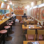 陳麻家 - テーブル席とカウンターの店内