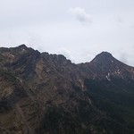 赤岳鉱泉 - 左がギザギザの横岳、右が主峰赤岳