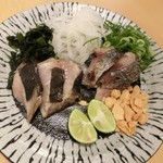 熟成魚と日本酒と藁焼き 中権丸 - 鰆、とろ〆鯖の塩たたき（藁焼き）