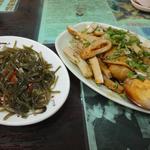 三牛牛肉麵 - 昆布をにんにくと唐辛子であえた小菜と、玉子や豆腐に甘辛いタレをかけた小菜