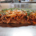 お好み焼きテツジロ - そば入り(断面)